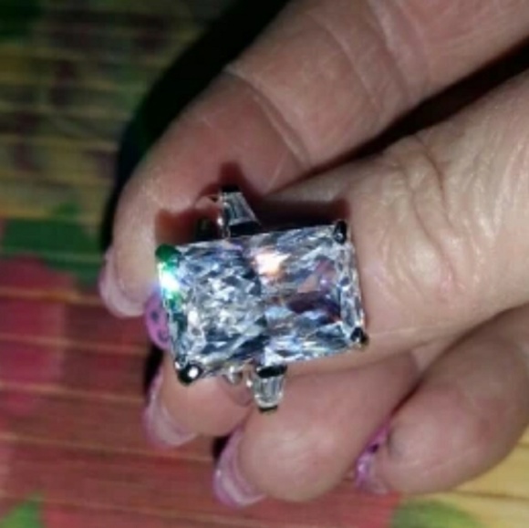 NWOT 8.5 Karat Cz Engagement Ring Size 6 or 7 - Picture 3 of 8